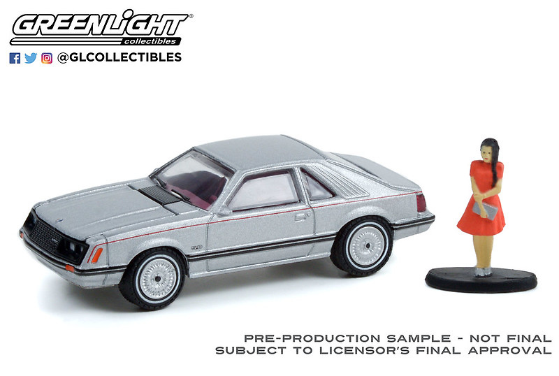 Ford Mustang Coupe Ghia con figura mujer (1979) Greenlight 97120B 1/64 