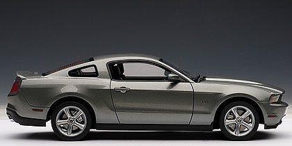 Ford Mustang GT (2010) Autoart 1/18 Gris Oscuro Metalizado 