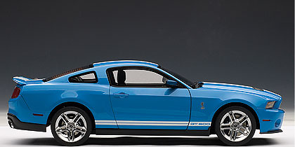 Ford Mustang Shelby GT500 (2010) Autoart 1/18 Azul con bandas blancas 