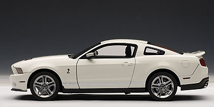 Ford Mustang Shelby GT500 (2010) Autoart 1/18 Blanco con Bandas Plata 