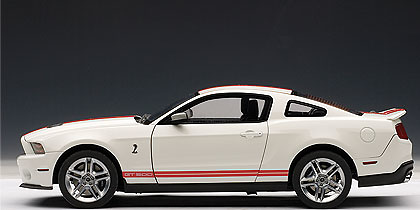 Ford Mustang Shelby GT500 (2010) Autoart 1/18 Blanco con bandas rojas 