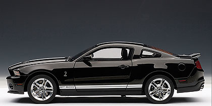 Ford Mustang Shelby GT500 (2010) Autoart 1/18 Negro con Bandas Plata 