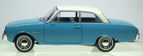 Ford Taunus 17M (1961) Revell 08817 1/18 Ford Taunus 17M (1961)Color: Azul Claro con techo Blanco