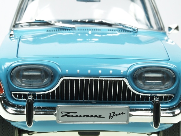Ford Taunus 17M (1961) Revell 08817 1/18 Ford Taunus 17M (1961)Color: Azul Claro con techo Blanco