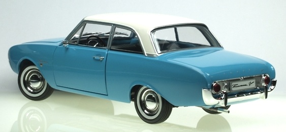 Ford Taunus 17M (1961) Revell 08817 1/18 Azul Claro Techo Blanco 