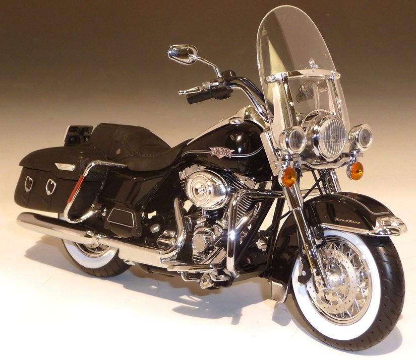 Harley Davidson FLHRC Road King (2011) ERTL 81172 1/12 