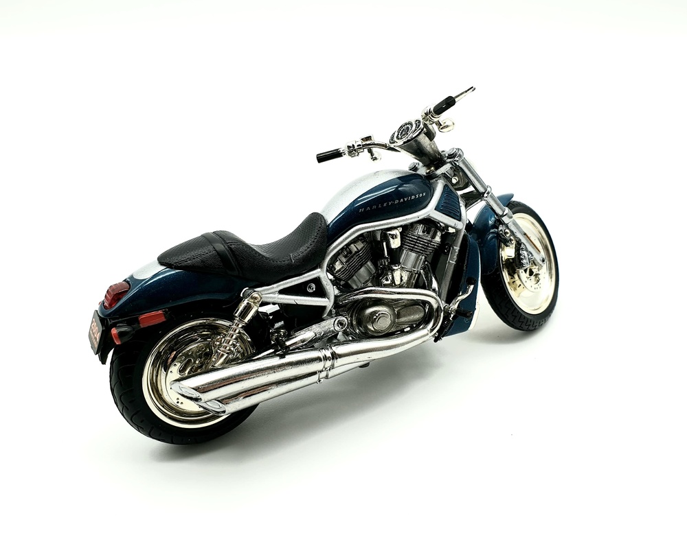 Harley Davidson V-Rod (2004) ERTL 36939 1/18 