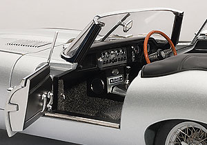 Jaguar E-Type 3.8 Roadster Serie I (1961) Autoart 73602 1/18 