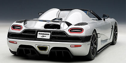 Koenigsegg Agera (2011) Autoart 79006 1:18 Color gris plata