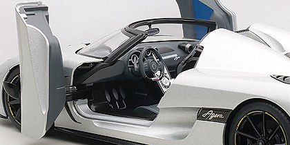 Koenigsegg Agera (2011) Autoart 79006 1:18 Color gris plata