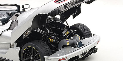 Koenigsegg Agera (2011) Autoart 79006 1:18 Color gris plata