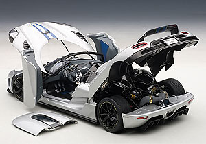Koenigsegg Agera (2011) Autoart 79006 1:18 Color gris plata