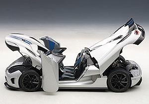 Koenigsegg Agera (2011) Autoart 79006 1:18 Color gris plata