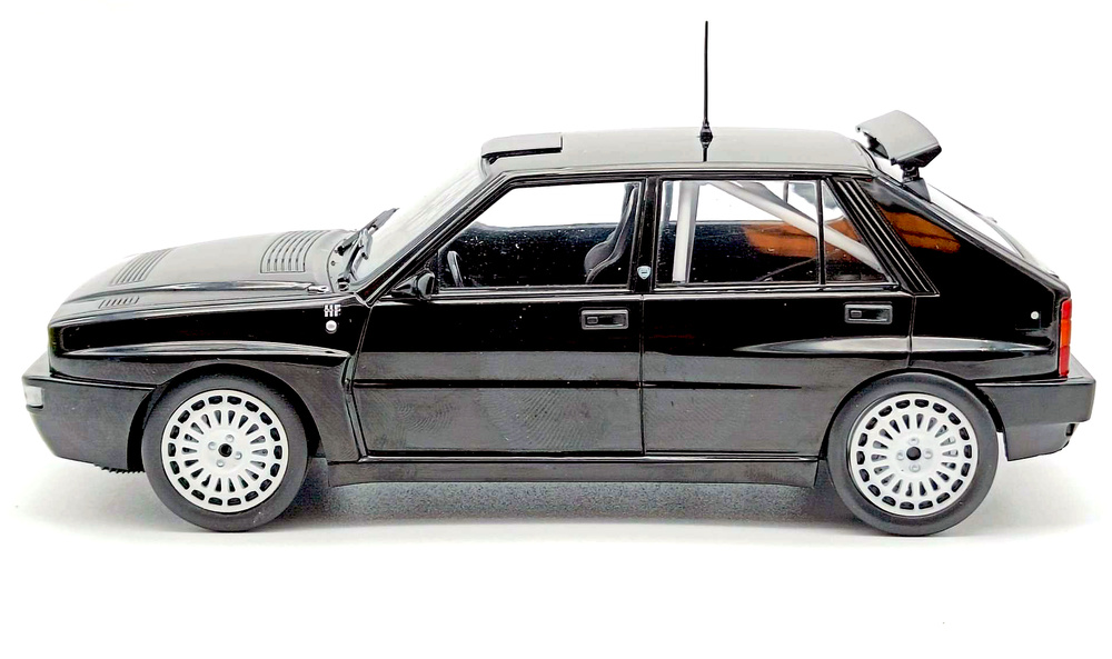 Lancia Delta Integrale 16V (1989) White Box 1/24 