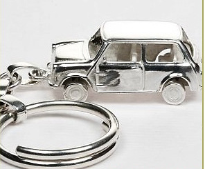 Llavero Mini (clásico) Plata de 1ª Ley El llavero incluye un aro cerrado de seguridad para evitar la pérdida de llaves accidental. Los eslabones están cerrados a mano con soldadura de plata. En anclaje del modelo es muy solido para soportar el trajín diario.