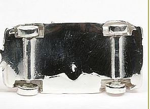 Llavero Mini (clásico) Plata de 1ª Ley Los bajos del mini son lisos y pulidos, lo que permite grabar el nombre del propietario, la matrícula o el nº de chasis.