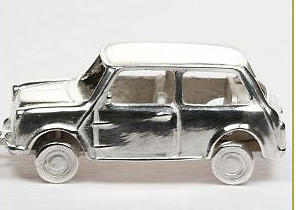 Llavero Mini (clásico) Plata de 1ª Ley El interior del modelo está bellamente reproducido. Incluye asientos y volante. No dispone de cristales para evitar su deterioro con el uso.
