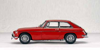 MG B Coupé MKII (1969) Rojo Autoart 1/18 