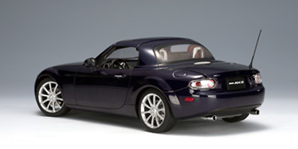 Mazda MX5 Roadster Techo retractil (2006) Autoart 1/18 LHD Versión USA con volante a la izquierda