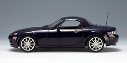 Mazda MX5 Roadster Techo retractil (2006) Autoart 1/18 LHD Versión USA con volante a la izquierda