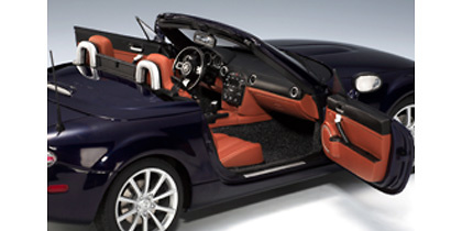 Mazda MX5 Roadster Techo retractil (2006) Autoart 1/18 LHD Versión USA con volante a la izquierda