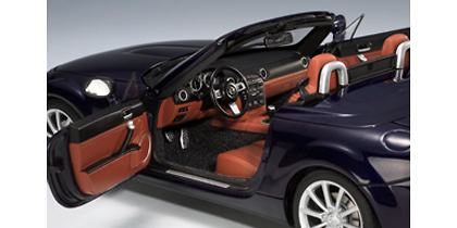 Mazda MX5 Roadster Techo retractil (2006) Autoart 1/18 LHD Versión USA con volante a la izquierda