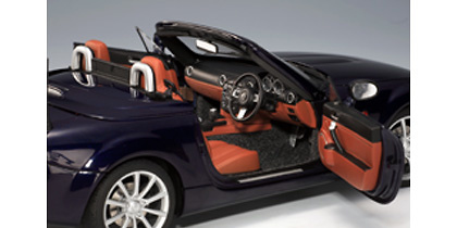 Mazda MX5 Roadster Techo retractil (2006) Autoart 1/18 RHD Versión Japonesa con volante a la derecha