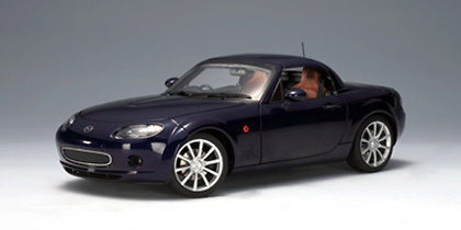 Mazda MX5 Roadster Techo retractil (2006) Autoart 1/18 Azul Osc. Metalizado Volante a la derecha 