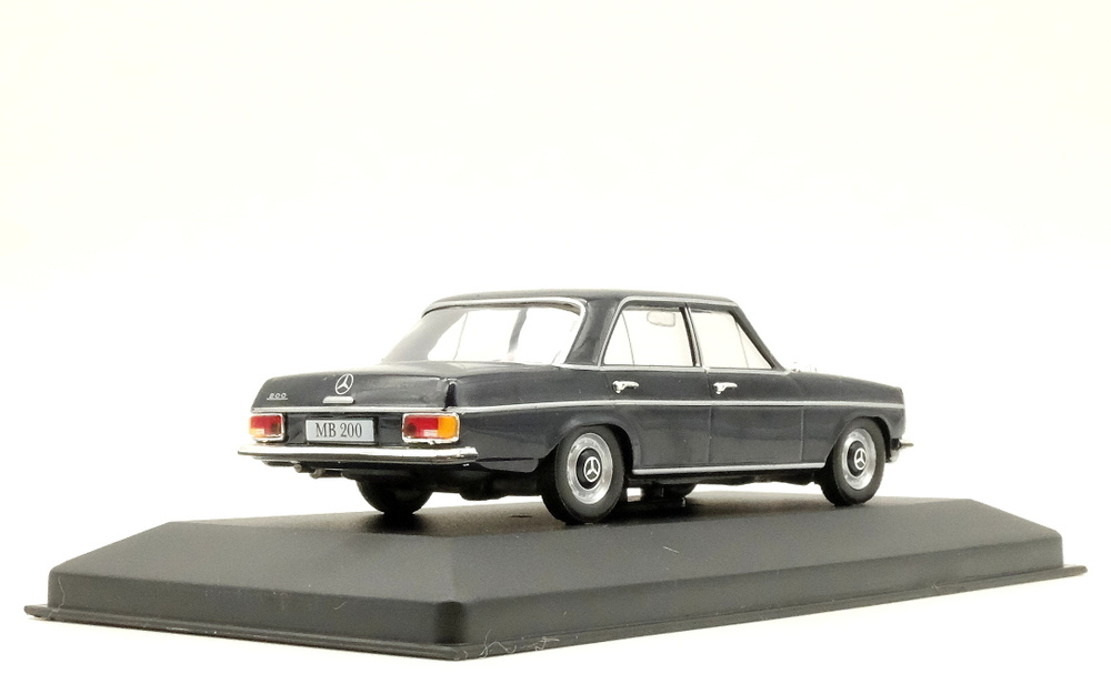 Mercedes Benz 200 -W115- (1968) Altaya 1/43 