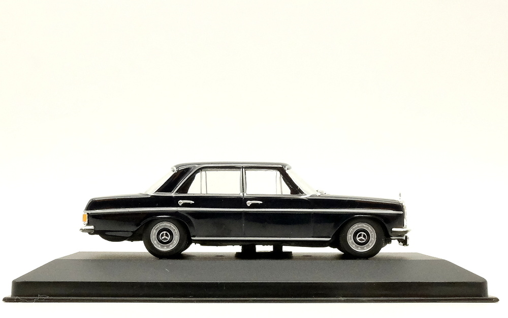 Mercedes Benz 200 -W115- (1968) Altaya 1/43 