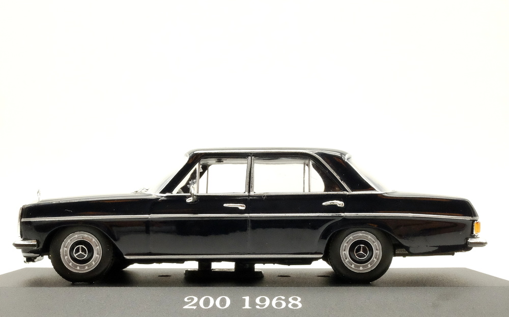 Mercedes Benz 200 -W115- (1968) Altaya 1/43 