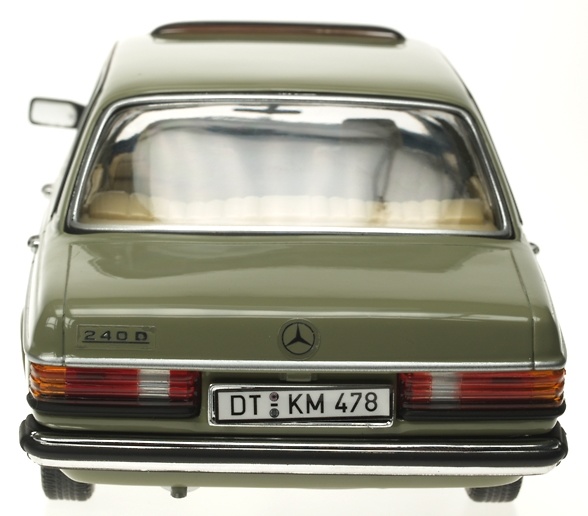 Mercedes Benz 230 E -W123- (1977) Revell 08808 1/18 