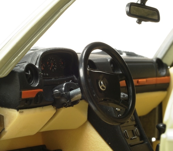 Mercedes Benz 230 E -W123- (1977) Revell 08808 1/18 