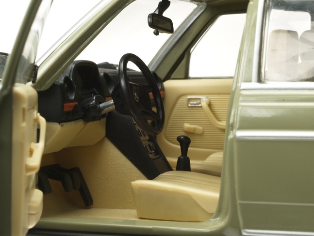 Mercedes Benz 230 E -W123- (1977) Revell 08808 1/18 