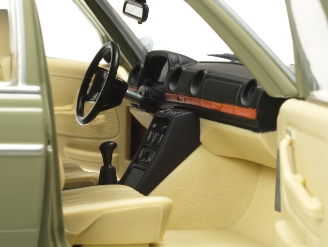 Mercedes Benz 230 E -W123- (1977) Revell 08808 1/18 