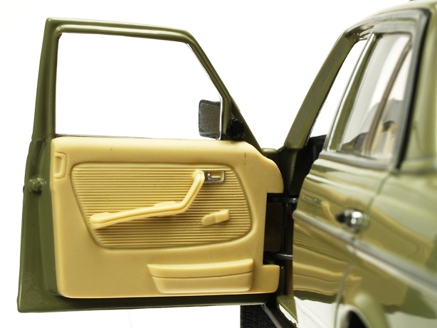 Mercedes Benz 230 E -W123- (1977) Revell 08808 1/18 
