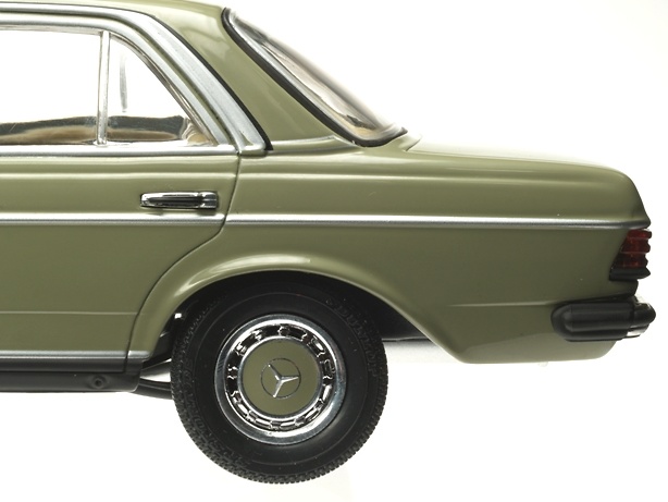 Mercedes Benz 230 E -W123- (1977) Revell 08808 1/18 