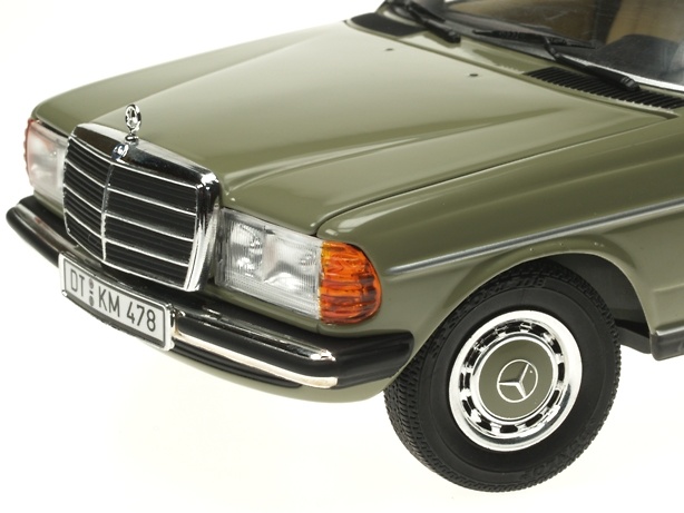 Mercedes Benz 230 E -W123- (1977) Revell 08808 1/18 