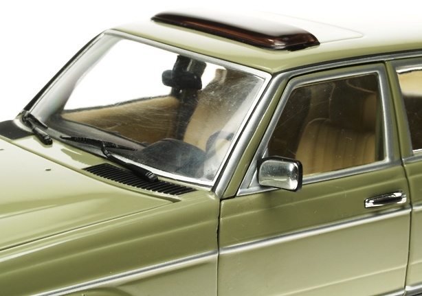 Mercedes Benz 230 E -W123- (1977) Revell 08808 1/18 