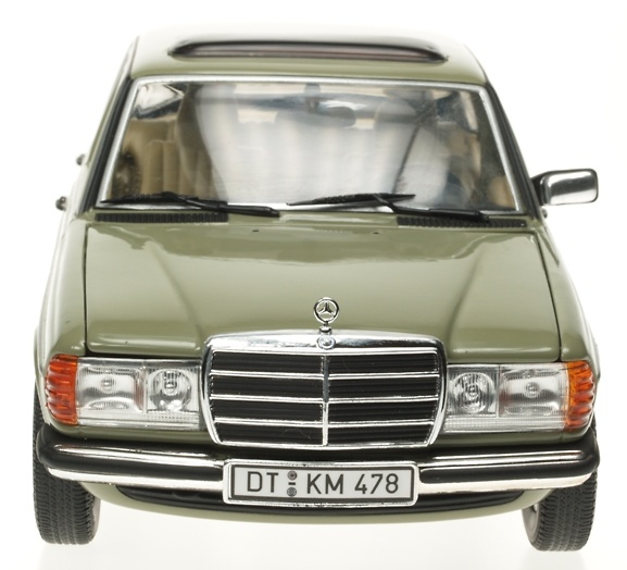Mercedes Benz 240 D -W123- (1984) Verde Revell 08809 1/18 