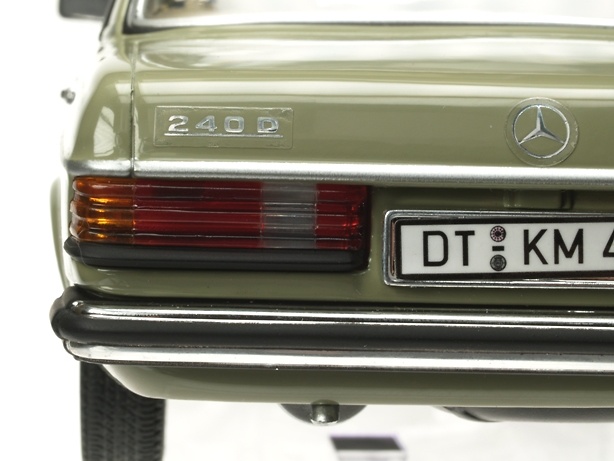 Mercedes Benz 240 D -W123- (1984) Verde Revell 08809 1/18 