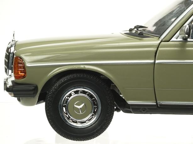 Mercedes Benz 240 D -W123- (1984) Verde Revell 08809 1/18 