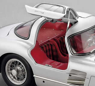 CMC M-076 Mercedes Benz 300 SLR Uhlenhaut Coupé (1955) CMC 1:18 El interior del coupé era muy luminoso, recordando a las antiguas carlingas de los aviones de la última guerra. Los asientos están tapizado en tela de cuadros al igual que el original.