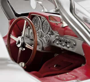 CMC M-076 Mercedes Benz 300 SLR Uhlenhaut Coupé (1955) CMC 1:18 El interior está revestido en cuero rojo. Todos los relojes de control, interruptores y mandos están perfectamente reproducidos.