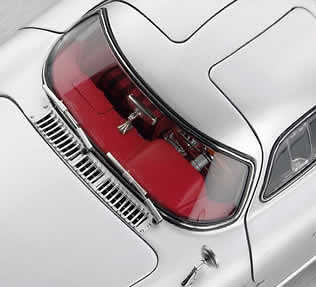 CMC M-076 Mercedes Benz 300 SLR Uhlenhaut Coupé (1955) CMC 1:18 Los limpia-parabrisas y las rejillas de ventilación son buenos detalles que muestran el excelente nivel de acabado general del modelo.