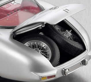 CMC M-076 Mercedes Benz 300 SLR Uhlenhaut Coupé (1955) CMC 1:18 En el interior del maletero se alojan dos ruedas de repuesto con diferentes diámetros, pues corresponden a las ruedas delantera y trasera.