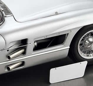 CMC M-076 Mercedes Benz 300 SLR Uhlenhaut Coupé (1955) CMC 1:18 Los tubos de escape y el deflector aerodinámico están fabricado en acero inoxidable. La tapadera para acceder al mantenimiento se puede desmontar fácilmente con la mano pues está sujeta mediante un ingenioso sistema magnético.