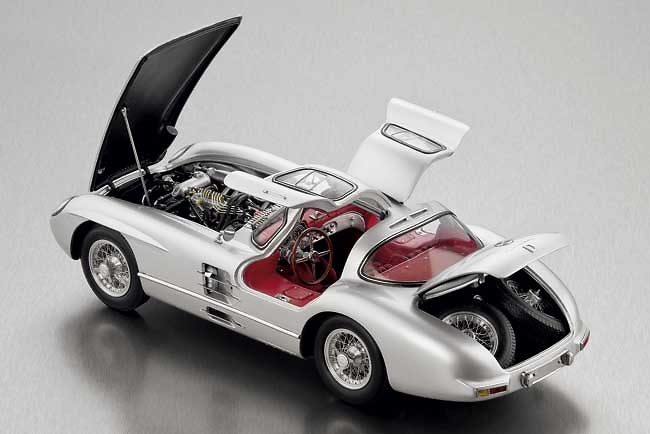 CMC M-076 Mercedes Benz 300 SLR Uhlenhaut Coupé (1955) CMC 1:18 Los Coupés originales no están en venta, pues la marca Mercedes los conserva como auténticos tesoros. Afortunadamente está réplica si puede ser adquirida por vd. o puede ser el regalo perfecto para un buen amigo.