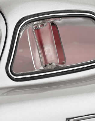 CMC M-076 Mercedes Benz 300 SLR Uhlenhaut Coupé (1955) CMC 1:18 Hay detalles que impresionan: el deflector de la ventanilla delantera gira como en el modelo real.