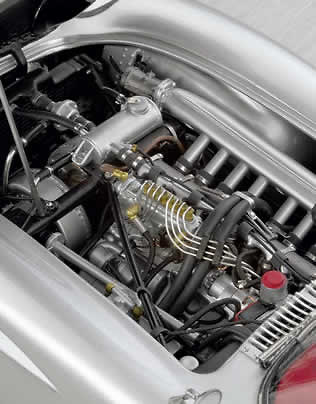 CMC M-076 Mercedes Benz 300 SLR Uhlenhaut Coupé (1955) CMC 1:18 El maravilloso motor de 8 cilindros en línea está fabricado con la majestuosidad que se merece: Sistema de inyección directa, cableado eléctrico y todos los componentes acompañan al bloque motor. Una réplica exacta de la varilla original sirve de soporte al capó motor.